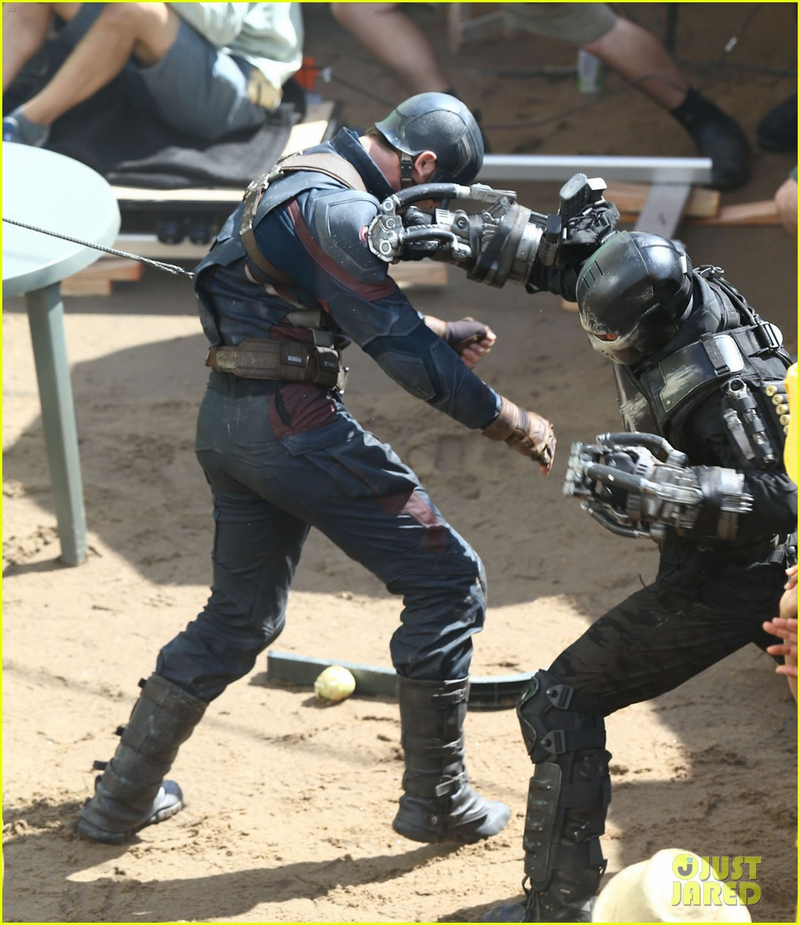 Illustration for article titled Capitán América y Crossbones se enfrentan en nuevas fotos de Civil War